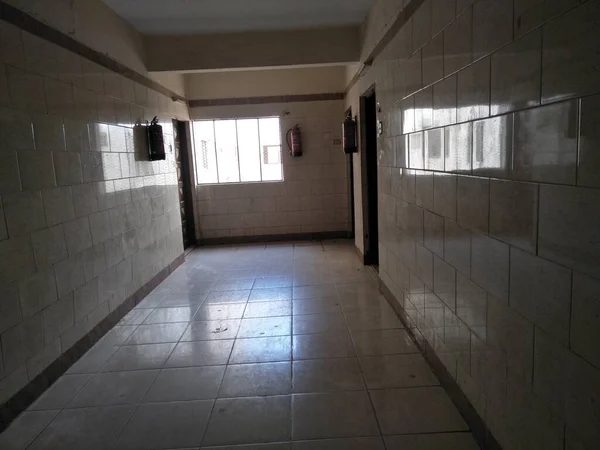 eski bir binanın koridoru