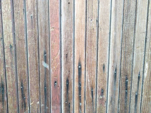 Ahşap pencereli eski bina cephesi