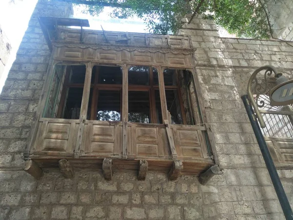 Ahşap pencereli eski bina cephesi