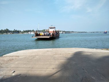 Denizde Tekne Taşıyan İnsan ve Araç