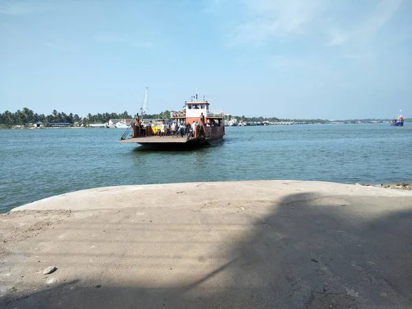 Denizde Tekne Taşıyan İnsan ve Araç