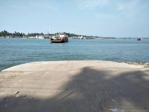 Denizde Tekne Taşıyan İnsan ve Araç