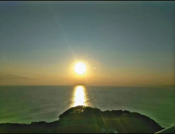 Denizin üzerinde gün batımı