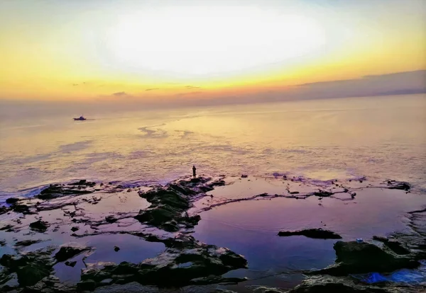 Denizin üzerinde gün batımı