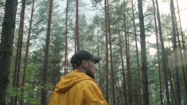 Erkek fotoğrafçı sonbaharda bir ormanda fotoğraf çekiyor..