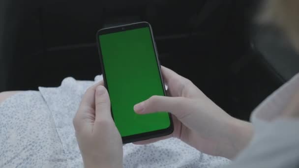Женщина держит в руке смартфон хрома ключ зеленый чистый экран автомобиль направлении. — стоковое видео