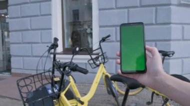 BG caddesinde yeşil ekranlı siyah akıllı telefon tutan kadın eller..