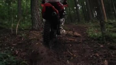 Motokros bisikleti ormanda tepede Dinamik çerçeve moto üzerinde aşırı sürüş