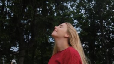 Ağaçların arkasındaki buğday tarlasında güzel bir kız..