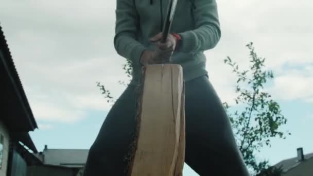 Homem quebra machado deck de madeira . — Vídeo de Stock