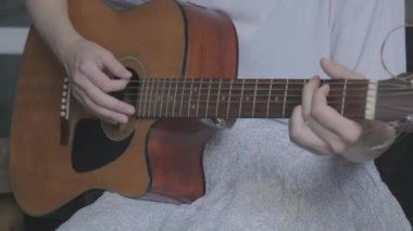 Gitar çalan bir kız. Klasik gitar..