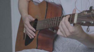 Gitar çalan bir kız. Klasik gitar..