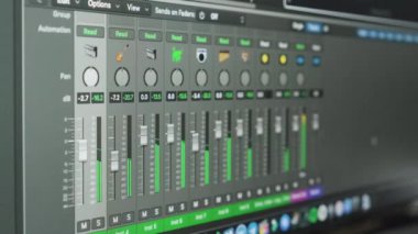Monitör ekran göstergeleri müzik parçaları kaydediyor.