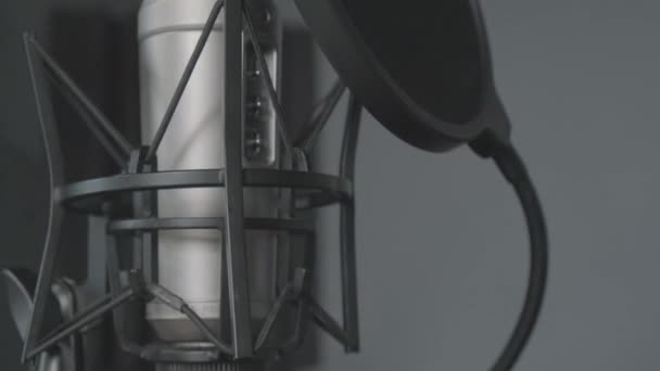 Професійний мікрофон в музичній студії . — стокове відео