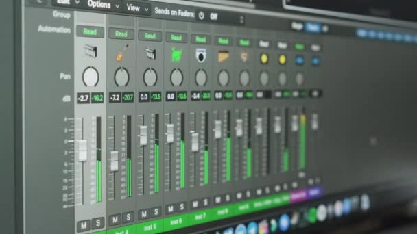 Экран монитора показывает запись музыкальных дорожек. — стоковое видео