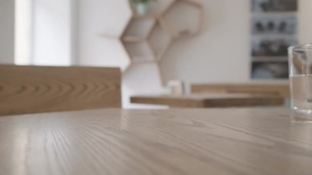 La main d'un homme prend un verre d'eau de la table. — Video