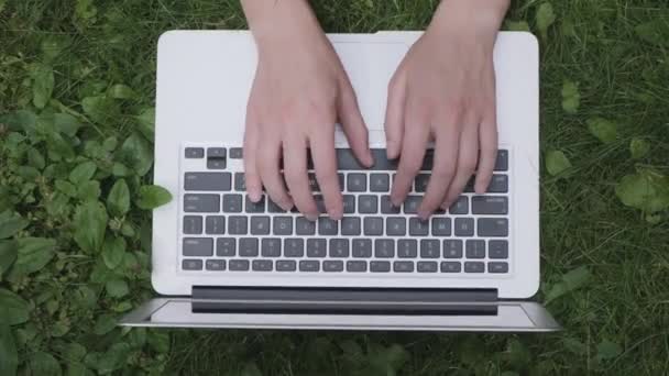 Close-up. As mãos da rapariga estão a escrever num portátil. Trabalho ao ar livre. UHD 4K — Vídeo de Stock
