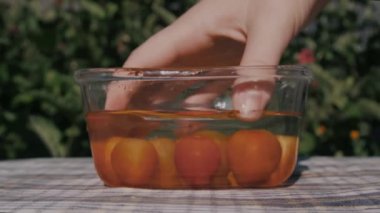 Domatesler yavaş çekimde düşüyor. Düşen sebzelerden akan su..