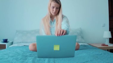 Serbest çalışan genç bir kız. Güne işiyle başlıyor..