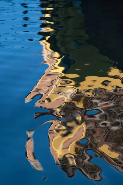 Bâtiment Reflété Dans Eau Canal — Photo