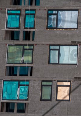 Renkli pencereli bina yapım aşamasında