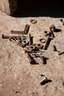 Paslı civatalar ve somunlar beton bir levhada