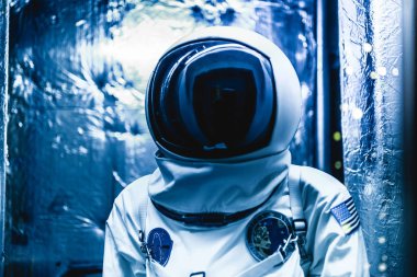 Kozmonot uzaya gitmeye hazır bir uzay giysisi içinde