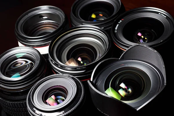 Set of various DSLR lenses with colorful reflections — Stock Photo, Image