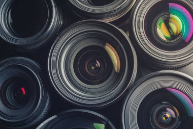 Çeşitli Dslr lensler renkli yansımaları ile kümesi