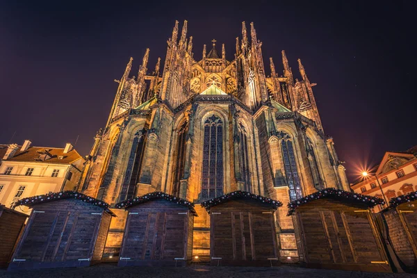 St. Vitus cathedral. Areál Pražského hradu. V noci. — Stock fotografie