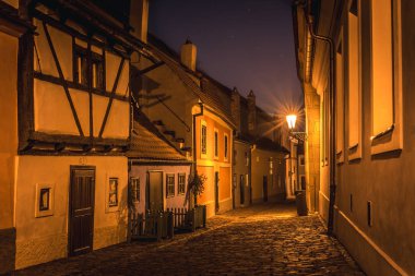 Gece Prag'da sokak altın.