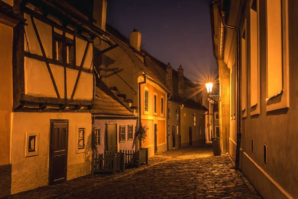 Gece Prag'da sokak altın.
