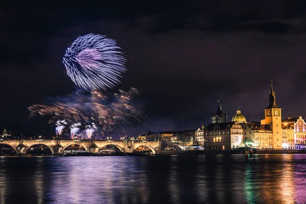 Hermosos fuegos artificiales sobre el puente Charles por la noche en Praga, República Checa . — Foto de Stock
