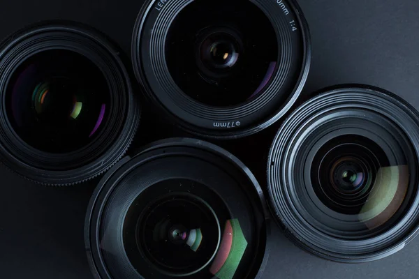 Conjunto de varias lentes DSLR con reflejos coloridos — Foto de Stock