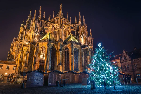 Hermosa vista de Navidad de la catedral de San Vito. Área Castillo de Praga . — Foto de Stock