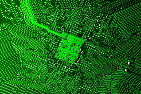 Yeşil pcb printecd devre elektrik yolları fotoğrafını ekrana kapatın