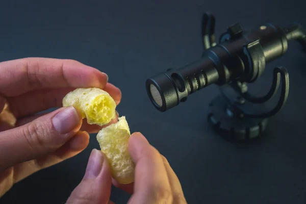 Asmr - microfoon en cracker geluid - autonome zintuiglijke Meridian reactie — Stockfoto