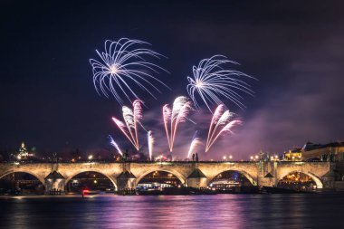 Prag merkezinde tarihi Charles Köprüsü yakınlarında bir havai fişek gösterisi