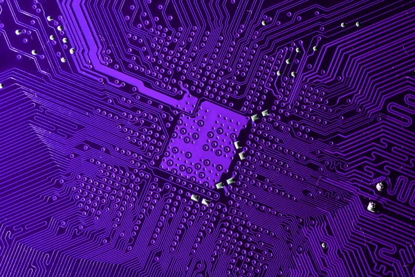 Close up foto de roxo pcb printecd circuito placa caminhos elétricos — Fotografia de Stock