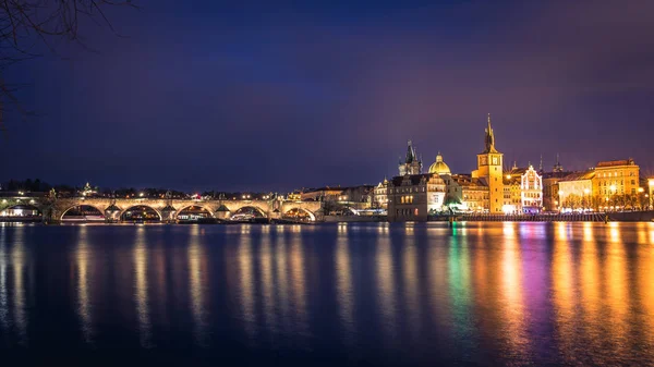 Puente de Carlos - Torre de agua de Praga en la hora azul . — Foto de Stock