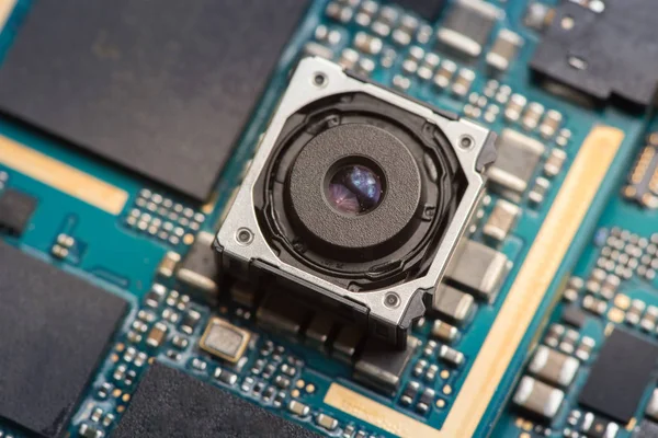 Hareket eden telefon fotoğraf makinesi ölçü birimi bir mavi baskılı devre kartı üzerinde.
