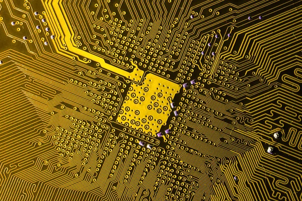 Fechar foto de amarelo pcb printecd circuito placa caminhos elétricos — Fotografia de Stock