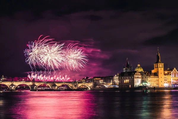 Charles Köprüsü Prag, Çek Cumhuriyeti için gece yukarıda güzel havai fişek.