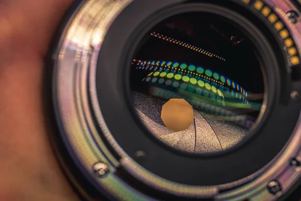 Close-up de uma montagem de lente de câmera digital e abertura no interior . — Fotografia de Stock