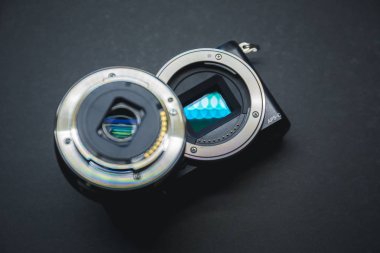Aynasızlar dijital Aps-C kamera deattached lens ile yakın çekim.