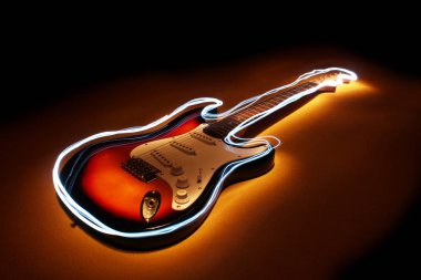 Elektro gitar ile koyu mavi zemin üzerine kenar kızdırma. Lightpainting tekniği.