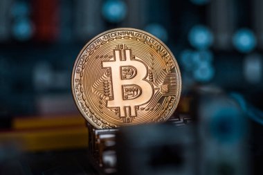 Altın Bitcoin Cryptocurrency bir bilgisayar gemide. Makro çekim.