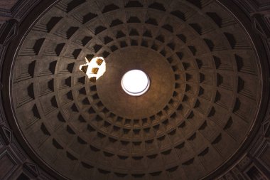 Pantheon kubbe tavan içinde görülen olarak.