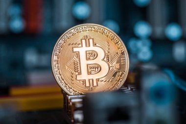Altın Bitcoin Cryptocurrency bir bilgisayar gemide. Makro çekim.