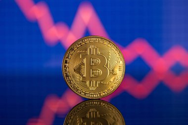 Düşüş trendi fiyat grafik arka planı olan Bitcoin fiziksel sikke simge